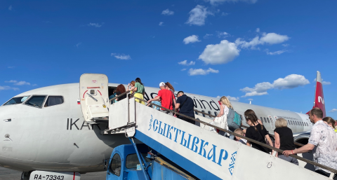 Стюардесса рассказала, почему в самолет ни в коем случае нельзя надевать джинсы и кроссовки